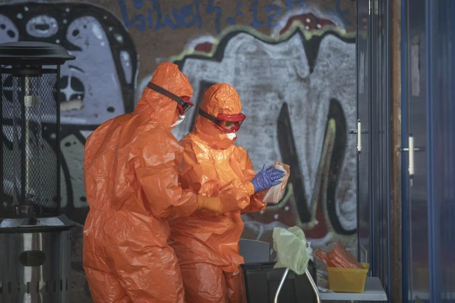 Zaposleni že pregorevajo. V laboratorijih, kjer dokazujejo novI koronavirus oziroma preverjajo vzete teste že dva tedna, so na robu zmogljivosti in spijo le nekaj ur na noč. Foto Voranc Vogel