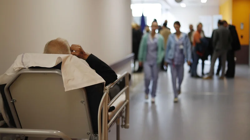 Fotografija: Za redne, rutinske kontrolne preglede naj najprej pokličejo zdravnika specialista in se pozanimajo, ali je v trenutnem stanju pregled res potreben. FOTO: Leon Vidic/Delo
