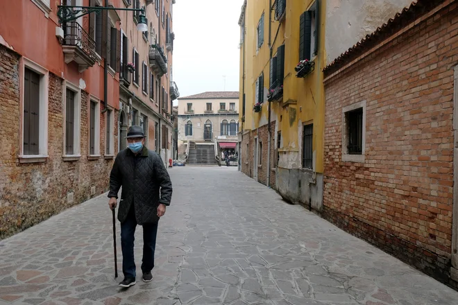 V Italiji so zabeležili rekordno število smrtnih žrtev v enem dnevu. FOTO: Manuel Silvestri/Reuters