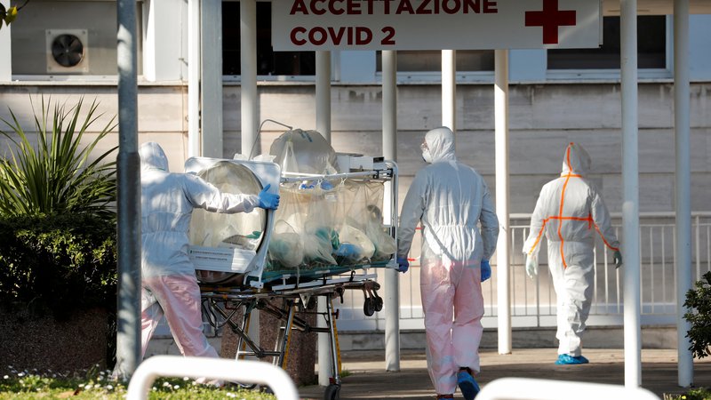 Fotografija: Če v severni Italiji število novih okužb raste, a počasneje kot v zgodnejših fazah epidemije, bodo prihodnji dnevi odločilni za osrednji in južni del države. FOTO: Remo Casilli/Reuters