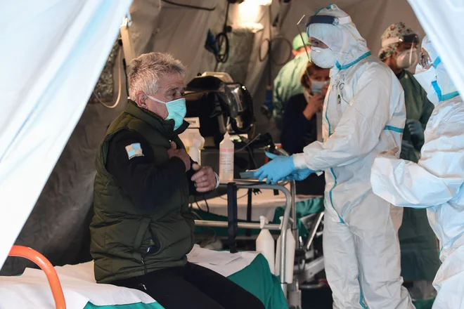 Množično testiranje prebivalstva je eden od načinov, kako preprečiti širjenje okužb z virusom. Foto: Afp
