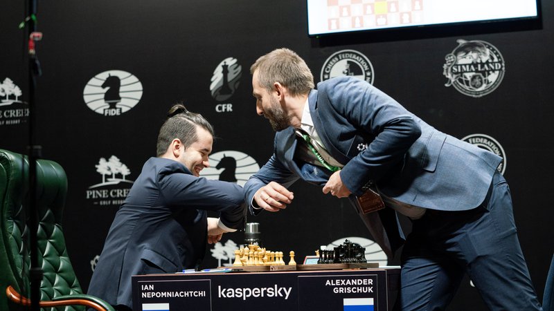 Fotografija: Ruska šahista Aleksandr Griščuk in Jan Nepomnjaščij sta se takole pozdravila pred včerajšnjo partijo na turnirju v Jekaterinburgu. FOTO: Reuters