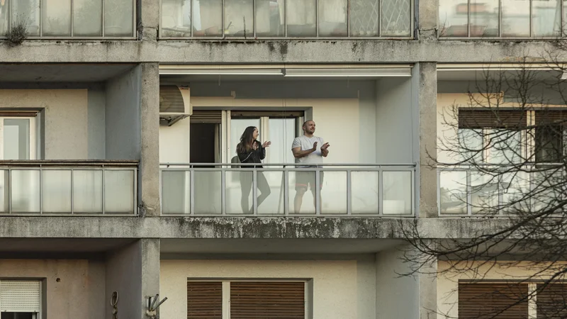 Fotografija: Včeraj popoldne so ljudje na bakonih ploskali vsem, ki pomagajo. Foto Voranc Vogel