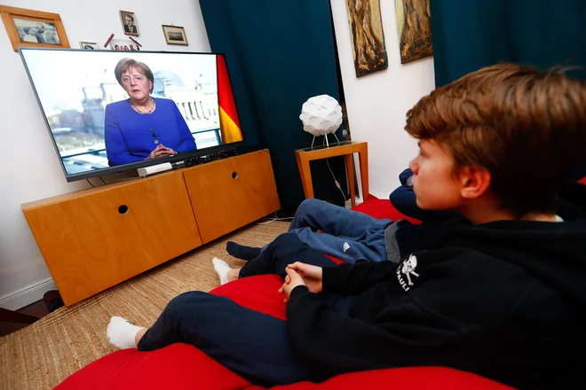 Kanclerka Angela Merkel je včeraj zvečer prvič v 14-letnem mandatu nagovorila državljane neposredno prek televizije. Foto: Fabrizio Bensch/Reuters