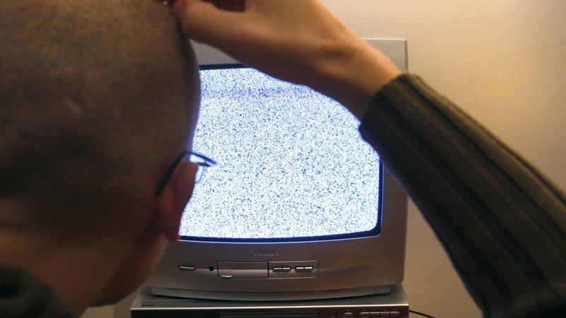 Fotografija: Anketiranci, ki so televizijo gledali po več kot tri in pol ure na dan, so pri preizkusu spomina dosegali slabše rezultate. Foto Blaž Samec