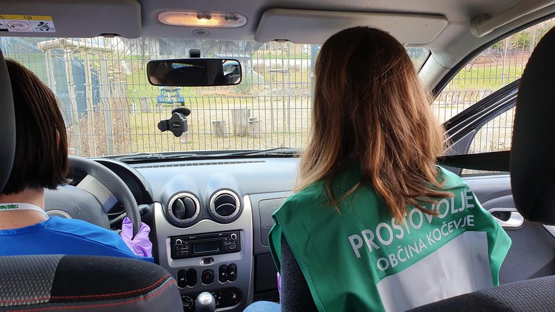 Fotografija: Kočevski prostovoljci imajo posebne brezrokavnike, tako da ni dvoma, kdo jih pošilja. Foto Občina Kočevje