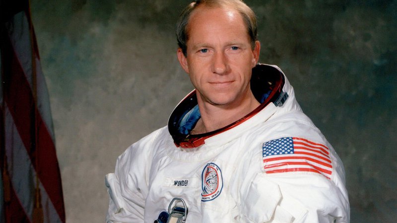 Fotografija: Al Worden je bil pilot komandnega modula, medtem ko sta se poveljnik odprave Apollo 15 David Scott in pilot lunarnega modula James Irwin spustila in pristala na Luni. FOTO: Nasa

 


