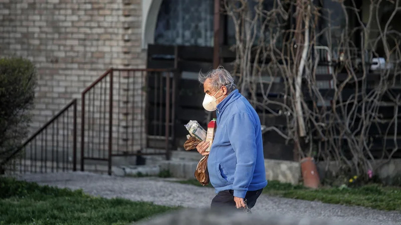 Fotografija: Zaščitne opreme primanjkuje po vsej državi. FOTO: Blaž Samec/Delo