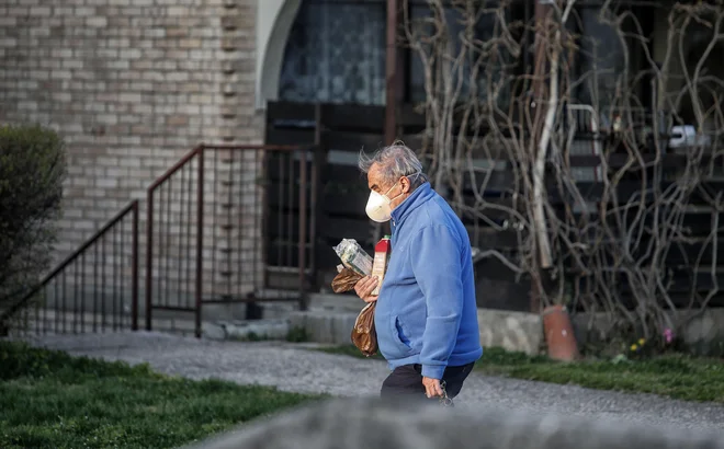Zaščitne opreme primanjkuje po vsej državi. FOTO: Blaž Samec/Delo