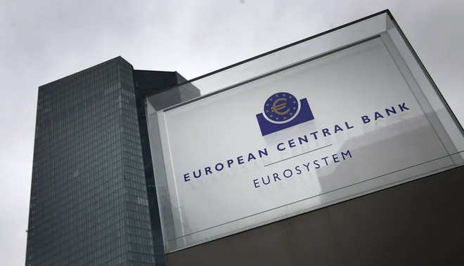 ECB uvaja urgentni program odkupov za boj proti pandemiji. FOTO: Daniel Roland/AFP