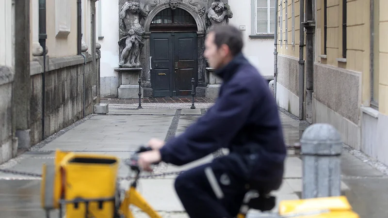 Fotografija: V Pošti Slovenije pozivajo k spoštovanju navodil in protokolov za ohranjanje zdravja zaposlenih na okencih, dostavljavcev ter vseh drugih. FOTO: Mavric Pivk/Delo