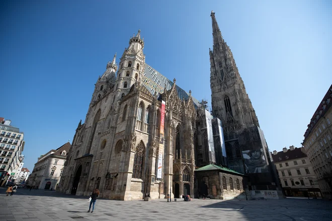 Opustelo je tudi pred dunajsko Katedralo svetega Štefana, ki ga običajno oblegajo množice turistov. FOTO: Reuters