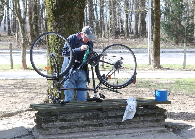 Ljudi pozivajo, naj ostanejo doma. FOTO: Dejan Javornik