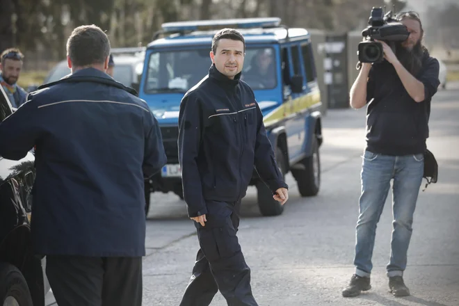 V skladišču je trenutno okoli 500.000 mask, člani GZS in OZS pa naj bi zdravstvu z zaščitno opremo pomagali v prihodnjih ključnih dneh, sporoča obrambni minister Matej Tonin. FOTO: Uroš Hočevar/Delo