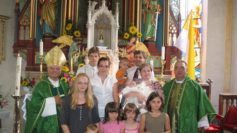 Fotografija: Družina Koprivc v družbi škofa Andreja Glavana in mirnskega župnika Roberta Hladnika leta 2011. FOTO: osebni arhiv