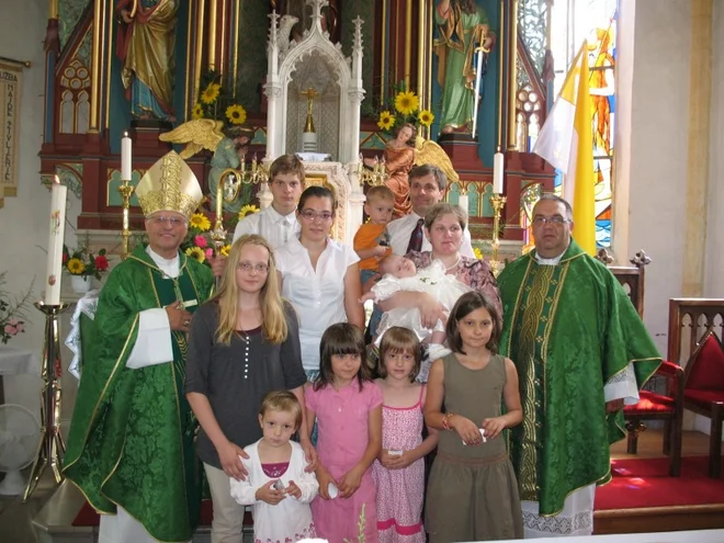 Družina Koprivc v družbi škofa Andreja Glavana in mirnskega župnika Roberta Hladnika leta 2011. FOTO: osebni arhiv