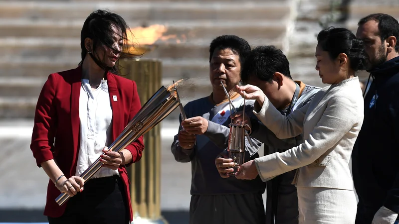 Fotografija: Nekdanja plavalka Imoto Naoko je prevzela olimpijsko plamenico. FOTO: Reuters