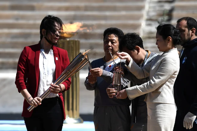 Nekdanja plavalka Imoto Naoko je prevzela olimpijsko plamenico. FOTO: Reuters
