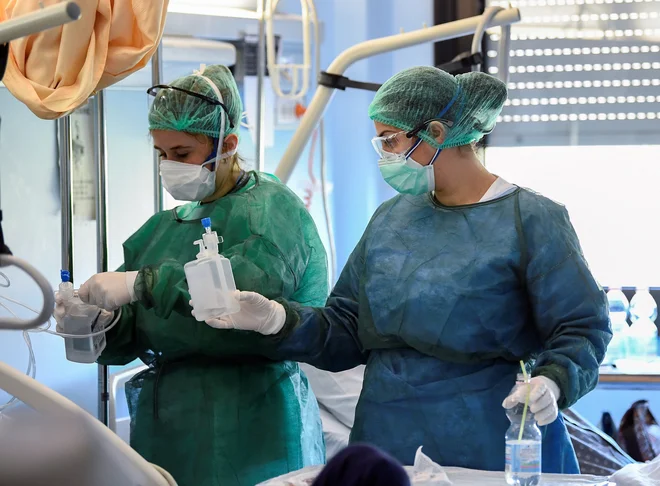 Strateška rezerva naj bi bila po neuradnih informacijah operativna naslednji teden. Kdaj bodo lahko prve članice dejansko dobile opremo iz te rezerve, pa za zdaj ni jasno. Foto: Flavio Lo Scalzo/Reuters