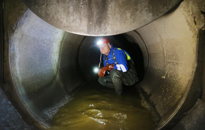 Vlažni robčki in krpe za razkuževanje mašijo kanalizacijo. FOTO: Jože Suhadolnik/Delo