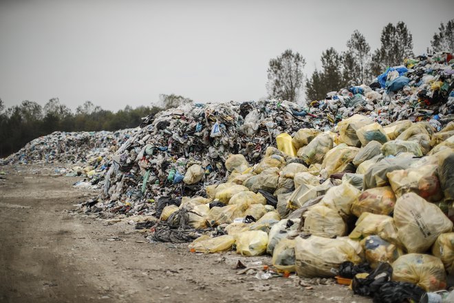 Kupi odpadkov niso izginili. FOTO: Uroš Hočevar/Delo