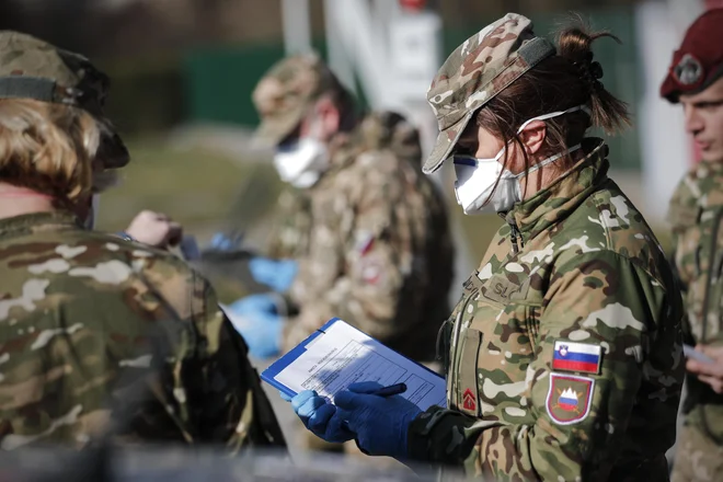 Pripadniki in pripadnice Slovenske vojske ne bodo patruljirali po ulicah sloveskih mest, zatrjujejo v vladi. Vojska naj bi policijo razbremenila predvsem na meji. FOTO: Uroš Hočevar/Delo