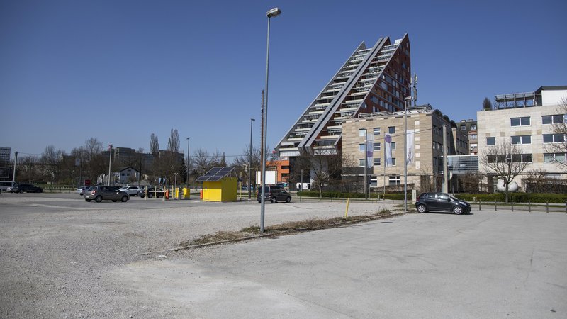 Fotografija: Pogodba za nakup 10.244 kvadradnih metrov velikega zemljišča ob Vilharjevi cesti v Ljubljani je po naših informacijah podpisana, cena pa menda krepko presega informativno prodajno ceno, ki je bila določena v višini 4,5 milijona evrov. Foto Voranc Vogel