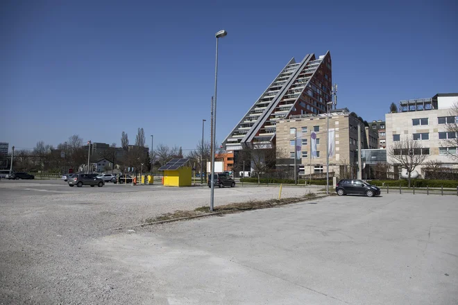 Pogodba za nakup 10.244 kvadradnih metrov velikega zemljišča ob Vilharjevi cesti v Ljubljani je po naših informacijah podpisana, cena pa menda krepko presega informativno prodajno ceno, ki je bila določena v višini 4,5 milijona evrov. Foto Voranc Vogel