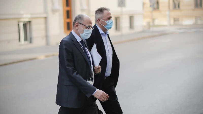 Fotografija: Prvi paket interventnih ukrepov je začela pripravljati že Šarčeva vlada, nadaljevala je Janševa. Drugi paket naj bi sledil prihodnji teden. Foto Uroš Hočevar