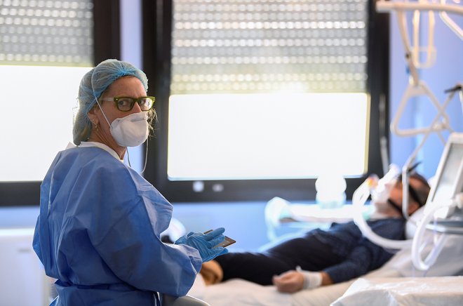 Medicinsko osebje v bolnišnici v Cremoni dan in noč skrbi za paciente na oddelku intenzivne nege. Foto: Reuters