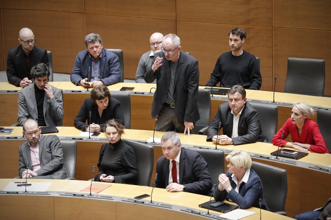 Državni zbor po nujnem postopku obravnava prvi paket interventnih zakonov za pomoč podjetjem, podjetnikom in kmetom. Foto Uroš Hočevar