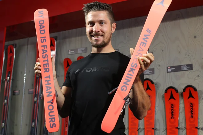 Marcel Hirscher je v nedeljo postal očka. Pri Atomicu so njegovemu sinu pripravili smuči z napisom: moj oče je hitrejši kot tvoj. FOTO: Tomi Lombar/Delo