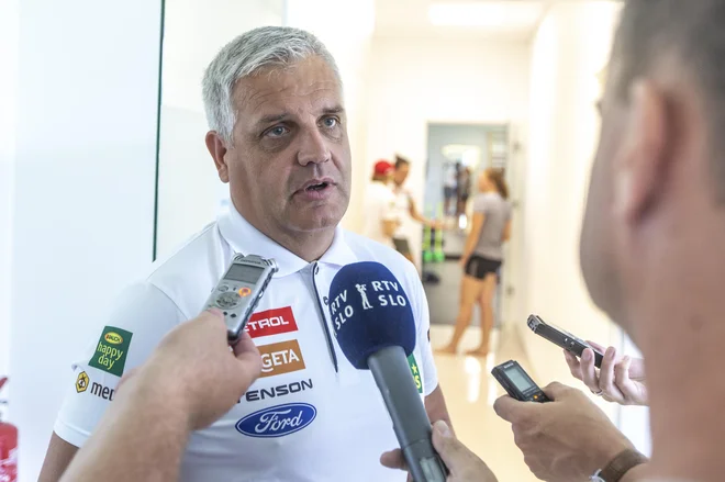 Glavni trener slovenske ženske reprezentance Denis Šteharnik pravi, da dekleta pred prvim slalomom sezone še niso prestavila v višjo prestavo. FOTO: Voranc Vogel/Delo