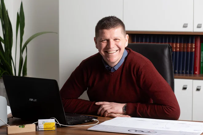 Ko se je pred dobrim letom Matija Čakš odločil, da se bo potegoval za položaj župana Šmarja pri Jelšah, se mu seveda ni niti sanjalo, da se bo znašel v slovenskem epicentru epidemije. FOTO: Ines Krivec