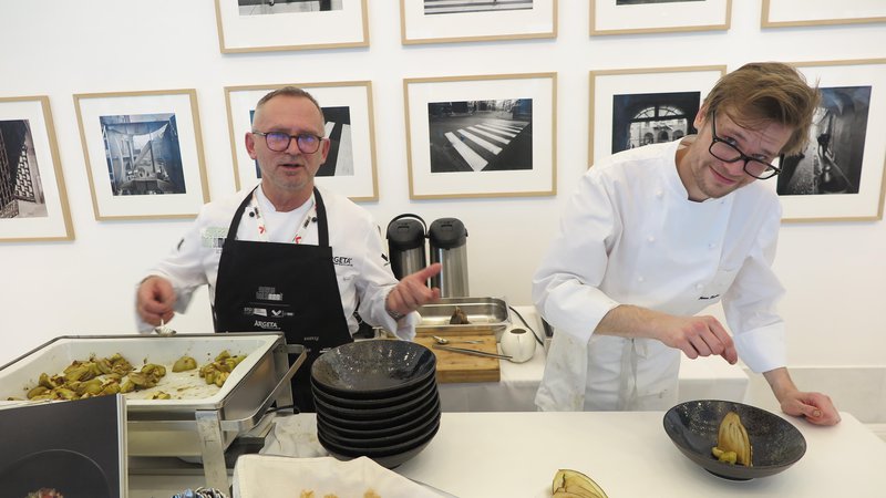 Fotografija: Oče Janez in sin Tomaž Bratovž (Restavracija JB) sta med lanskim Evropskim simpozijem hrane kuhala v Galeriji Kresija. FOTO: Špela Ankele