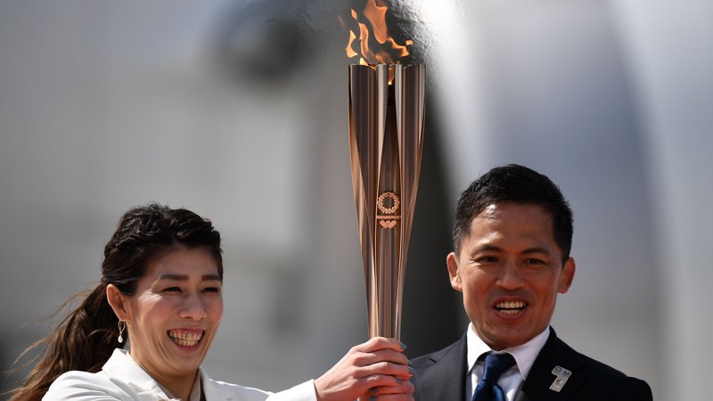 Fotografija: Olimpijski ogenj sta na Japonskem sprejela trikratna olimpijska prvaka, rokoborka Saori Jošida in judoist Tadahiro Nomura. FOTO: AFP