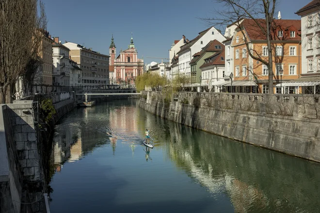 Izpraznjene ulice Ljubljane. FOTO: Voranc Vogel