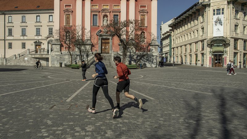 Fotografija: Na javnih površinah ali na sprehodu se smejo skupaj zadrževati izključno člani družine ali skupnega gospodinjstva. Foto Voranc Vogel