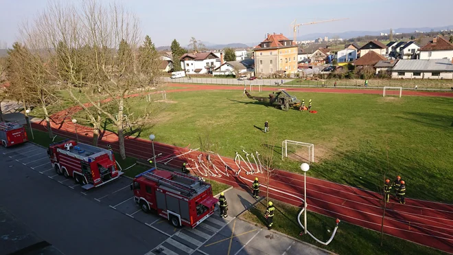 Požar na Šentviškem hribu gasijo s helikopterjem. FOTO: Delo