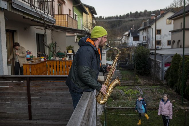 Glasbeniki na oknih igrajo za sosede. FOTO: Voranc Vogel