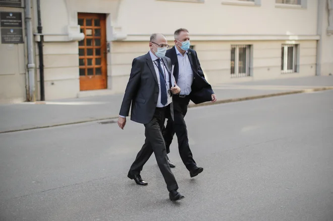 Jelko Kacin, uradni govorec vladnega kriznega štaba za spopadanje z novim koronavirusom, in Zdravko Počivavšek, podpredsednik vlade in minister za gospodarski razvoj in tehnologijo. FOTO: Uroš Hočevar