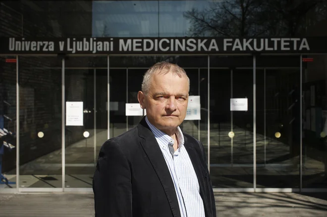Veliko je v medijih te dni, skorajda nemogoče ga je dobiti na telefon, veliko piše, objavlja. FOTO: Jure Eržen/Delo