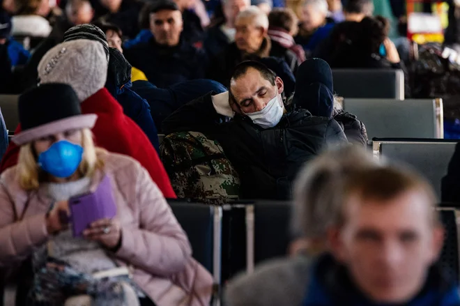 Ljudje med čakanjem na vlake na moskovski železniški postaji Kazansky. Foto: Dimitar Dilkoff/Afp