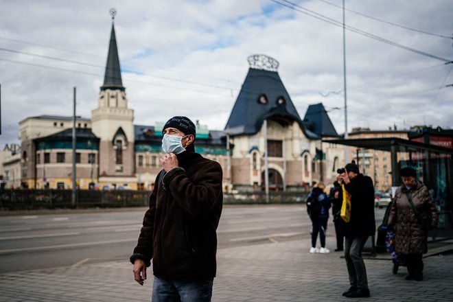 Po mnenju ruskih borcev za človekove pravice bodo tudi v Rusiji napovedane omejitve javnih zborovanj in »karantena« preprečile javno razpravo o ustavnih spremembah. Foto: Dimitar Dilkoff/Afp