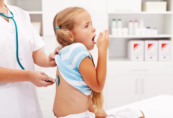 Trenutno veljaven slovenski ukrep omejitve testiranja samo na bolnike, ki potrebujejo bolnišnično zdravljenje, je huda in zelo draga napaka. Foto Shutterstock