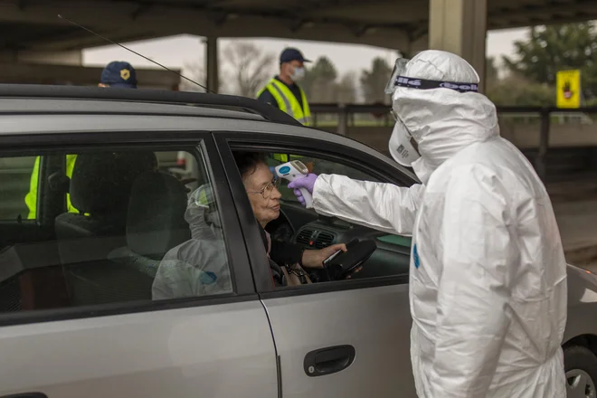 Hrvaške oblasti so sinoči dokončno odločile, da hrvaški dnevni migranti, ki delajo v Beli krajini in na Dolenjskem, ne bodo več smeli na delo v Slovenijo. FOTO: Voranc Vogel/Delo