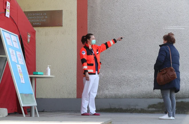 Vlada obljublja dodatno plačilo vsem, ki so zaradi nastalih razmer najbolj obremenjeni. FOTO: Dejan Javornik