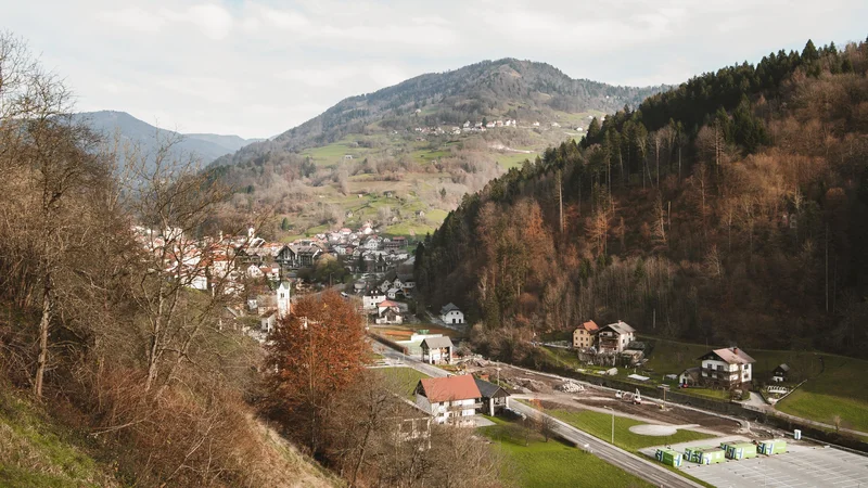 Fotografija: Občina Cerkno je za pridobivanje informacij vzpostavila telefonsko številko za občane, ki živijo sami in potrebujejo dodatno pomoč ali informacije. FOTO: Anja Intihar