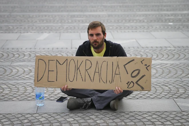 Protesti pred državnim zborom v času samoizolacije. FOTO: Jože Suhadolnik