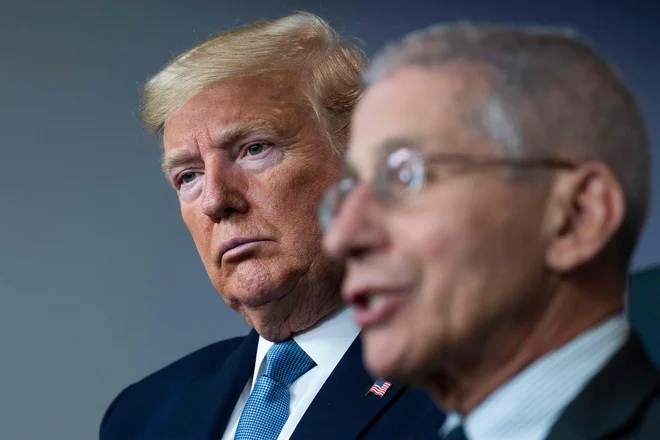 Predsednik Trump in dr. Athony Fauci glede zdravila nimata povsem enakega mnenja. FOTO: Jim Watson/Afp
